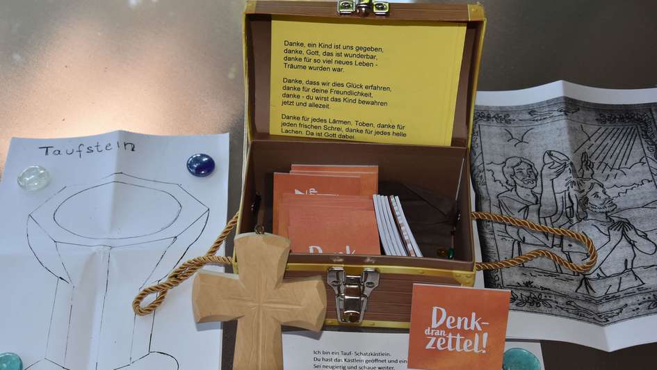 In dem 'Taufschatzkästlein' liegen Materialien für die Erinenrung an die Taufe