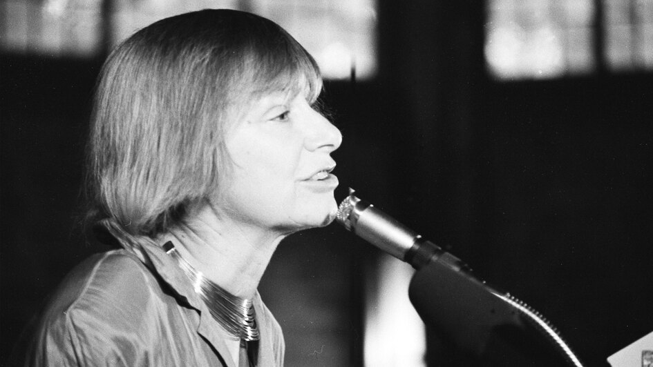 Dorothee Sölle während der Bibelarbeit beim Evangelischen Kirchentag der Mecklenburgischen und Greifswalder Landeskirche 1988 in Rostock.