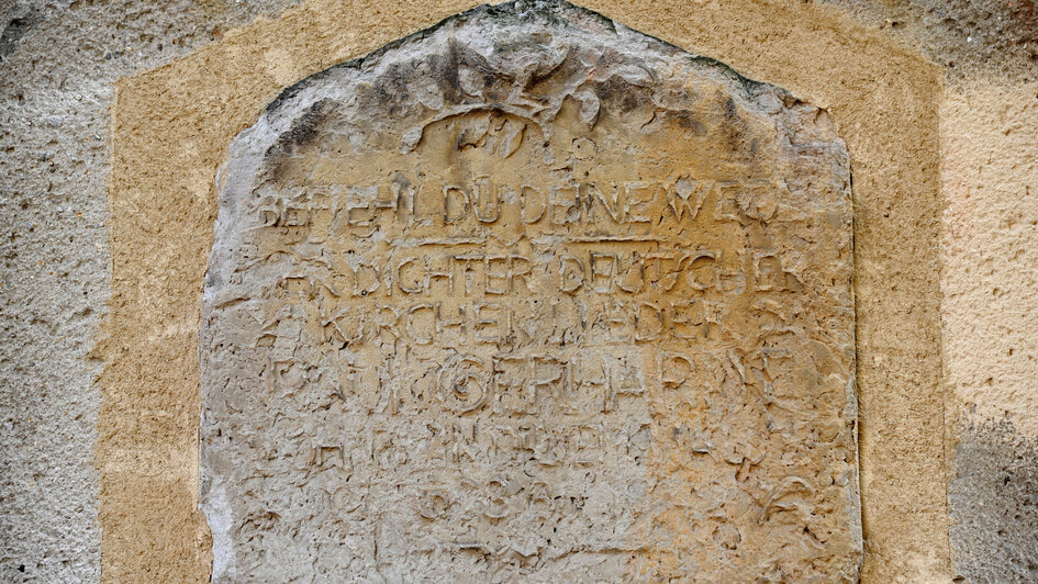 Tafel am ehemaligen Wohnhaus von Paul Gerhardt in der Lutherstadt Wittenberg (Sachsen-Anhalt) neben der Stadtkirche St. Marien am 05.07.2012. Der kaum lesbare Text lautet: 'Befiehl du deine Wege. Der Dichter deutscher Kirchenlieder Paul Gerhardt wohnte in Tafel am ehemaligen Wohnhaus von Paul Gerhardt in der Lutherstadt Wittenberg (Sachsen-Anhalt) neben der Stadtkirche St. Marien am 05.07.2012. Der kaum lesbare Text lautet: 'Befiehl du deine Wege. Der Dichter deutscher Kirchenlieder Paul Gerhardt wohnte in