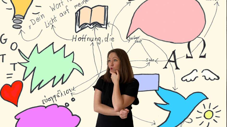Junge Frau vor gezeichnetem Hintergrund mit griechischen Schriftzeichen Junge Frau vor gezeichnetem Hintergrund mit griechischen Schriftzeichen