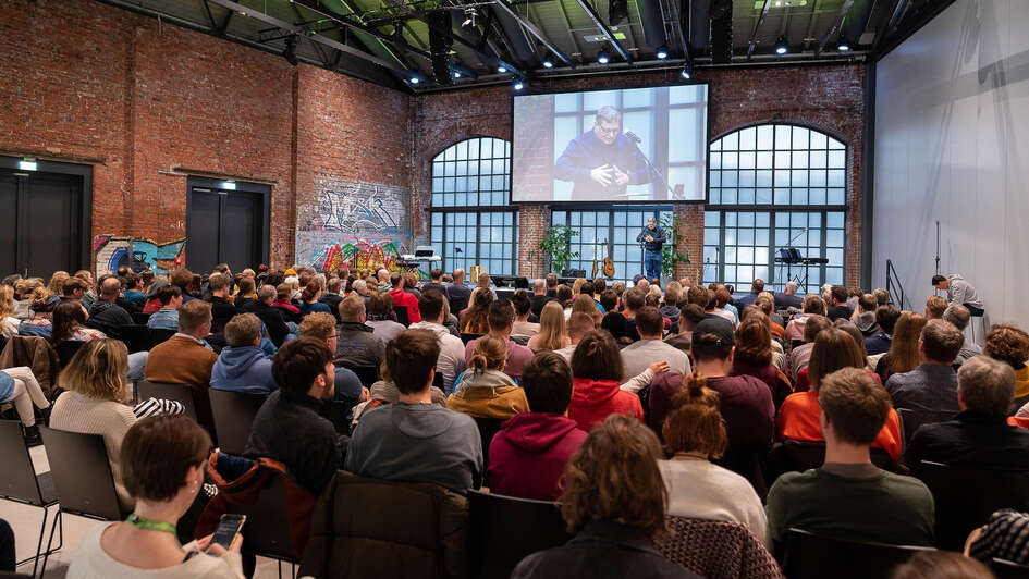 Gottesdienst im Kulturzentrum, einem ehemaligen Lokschuppen Gottesdienst im Kulturzentrum, einem ehemaligen Lokschuppen