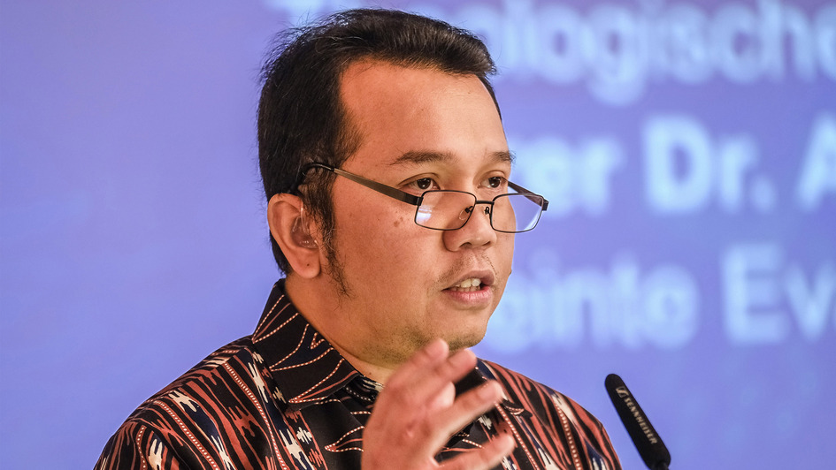 Pfarrer und Mitglied des VEM-Vorstands Andar Parlindungan spricht ueber Klimagerechtigkeit und Frieden in globaler Perspektive im Plenum der Vollkonferenz der Union Evangelischer Kirchen (UEK) am 07.11.2022 in Magdeburg. Pfarrer und Mitglied des VEM-Vorstands Andar Parlindungan spricht ueber Klimagerechtigkeit und Frieden in globaler Perspektive im Plenum der Vollkonferenz der Union Evangelischer Kirchen (UEK) am 07.11.2022 in Magdeburg.