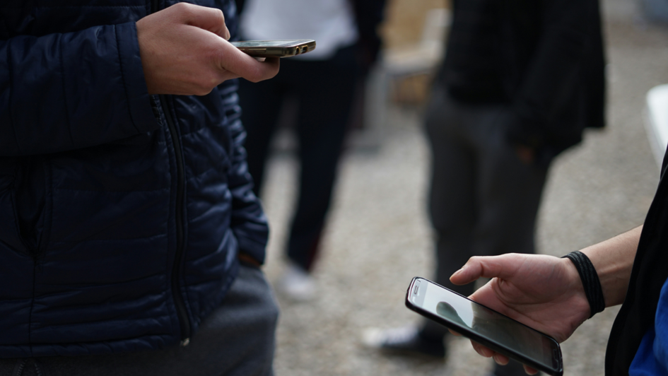 Teenies mit Smartphne in den Händen Teenies mit Smartphne in den Händen