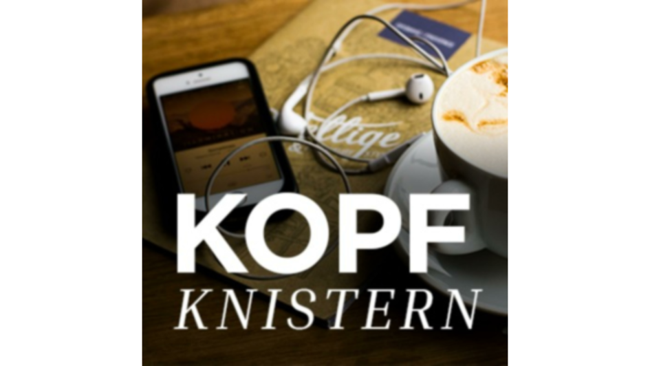 Logo des Podcasts Kopfknistern: Im Vordergrund der Schriftzug ‚Kopfknistern‘ in weißer Schrift, im Hintergrund ein Smartphone mit Kopfhörern, eine Tasse Cappuccino und einem Heftchen auf einem Holztisch.