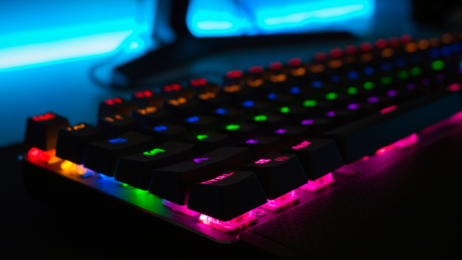 Bunt leuchtende Gaming-Tastatur Bunt leuchtende Gaming-Tastatur