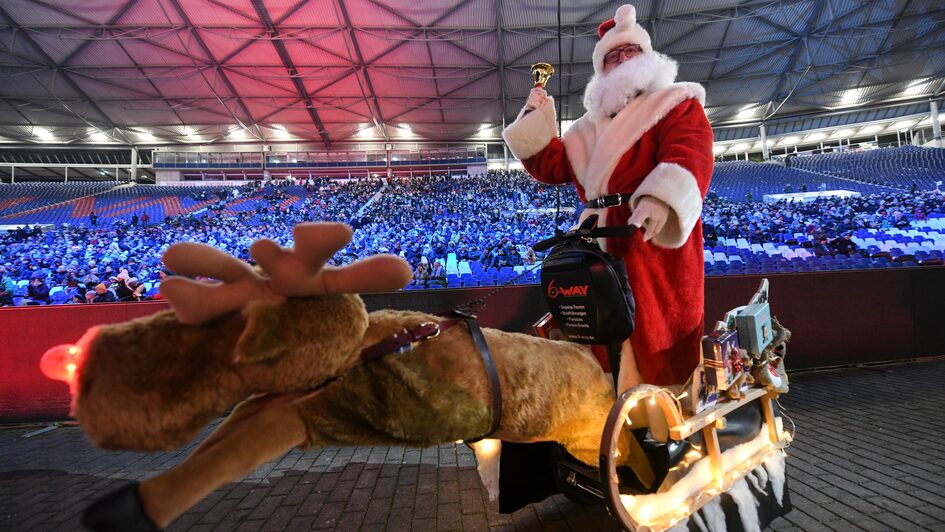 Von 'Jingle Bells' bis 'O du froehliche': Rund 6.000 Menschen haben sich am Donnerstagabend beim ersten Stadionsingen in Hannover zu einem Mega-Chor vereint und weihnachtliche Hits angestimmt (Foto vom 15.12.2022). Von 'Jingle Bells' bis 'O du froehliche': Rund 6.000 Menschen haben sich am Donnerstagabend beim ersten Stadionsingen in Hannover zu einem Mega-Chor vereint und weihnachtliche Hits angestimmt (Foto vom 15.12.2022).