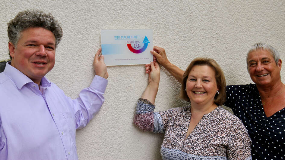 Pfarrer Stefan Müller und die Presbyterinnen Mirjam Hantke-Zimnol und Ellen Krüger beim Empfang des Kampagnenschildes der 40 %-Aktion vor dem Gemeindehaus der Protestantischen Kirchengemeinde Landau-Queichheim. Pfarrer Stefan Müller und die Presbyterinnen Mirjam Hantke-Zimnol und Ellen Krüger beim Empfang des Kampagnenschildes der 40 %-Aktion vor dem Gemeindehaus der Protestantischen Kirchengemeinde Landau-Queichheim.