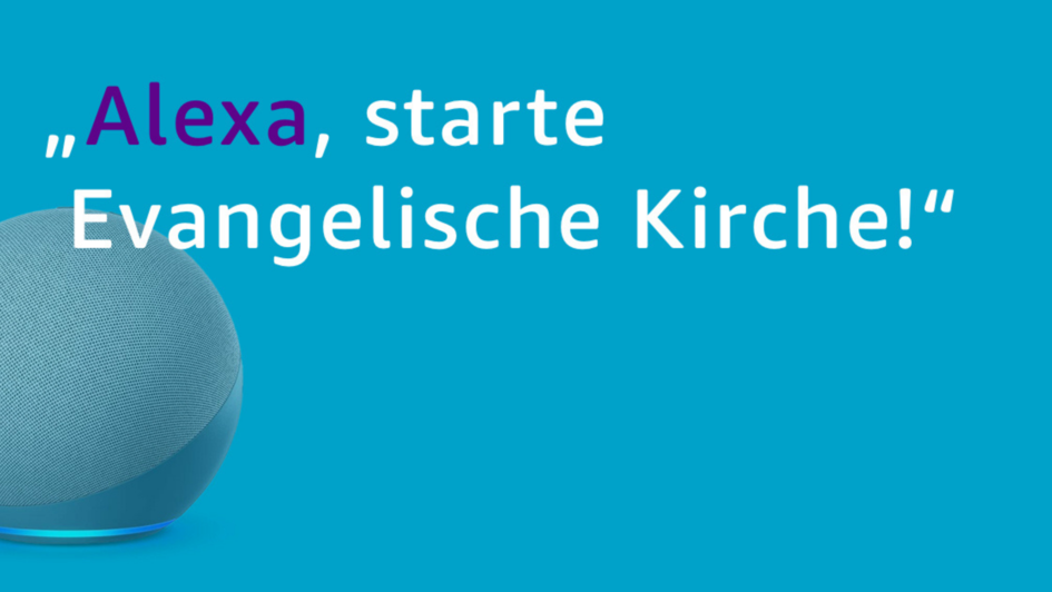 Amazon Echo Lautsprecher auf blauem Hintergrund. Text: Alexa, starte Evangelische Kirche.