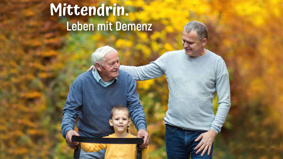 Motivbild Woche für das Leben: drei Generationen beim Spaziergang im Wald Motivbild Woche für das Leben: drei Generationen beim Spaziergang im Wald