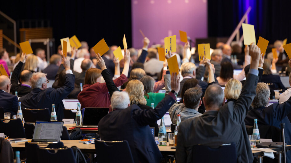 Abstimmung Synode mit Stimmkarte