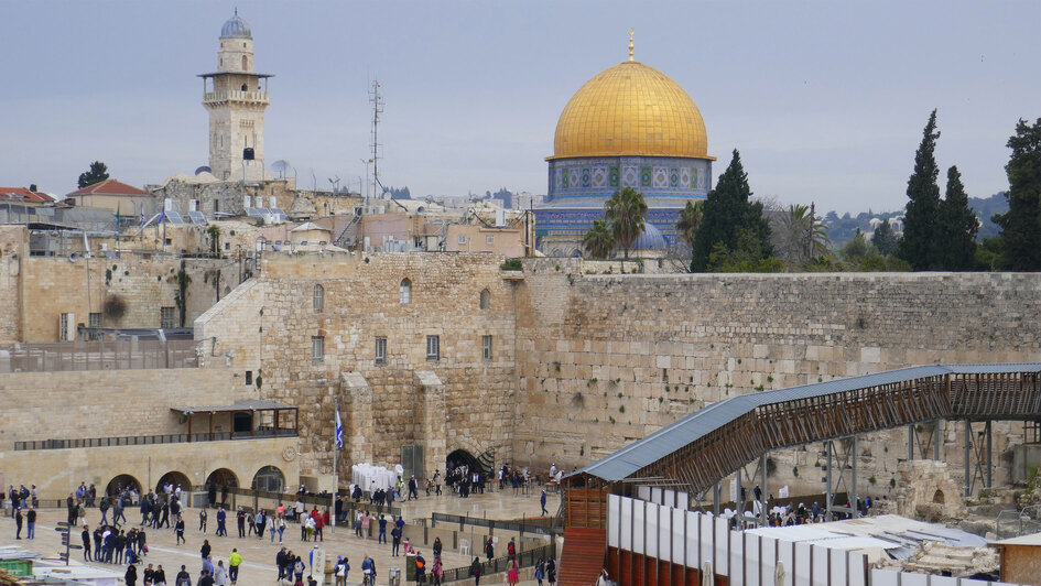 Al Asqa: Felsendom mit Bab-al-Silsila-Minarett und Gläubigen an der Klagemauer