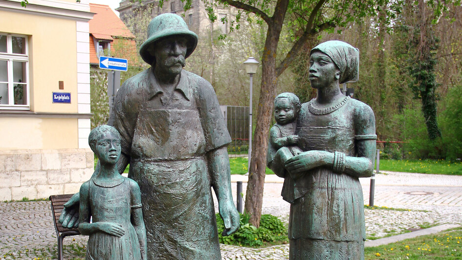 Weimar, Deutschland - 7. April 2024: Denkmal für Albert Schweitzer Weimar, Deutschland - 7. April 2024: Denkmal für Albert Schweitzer