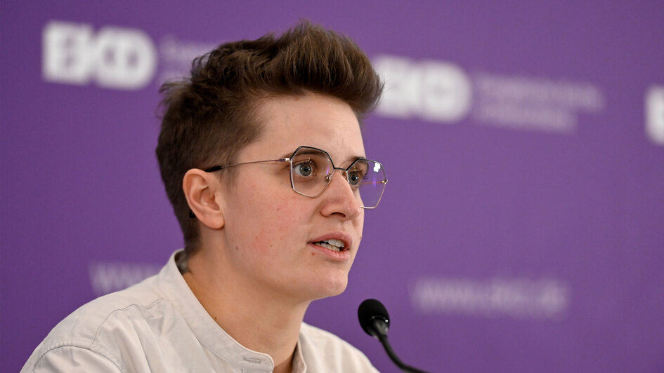 Anna-Nicole Heinrich, Praeses der Synode der Evangelischen Kirche in Deutschland spricht wahrend einer Pressekonferenz am Rande der Synode der Evangelischen Kirche in Deutschland (EKD) in Ulm (Foto vom 12.11.2023).
