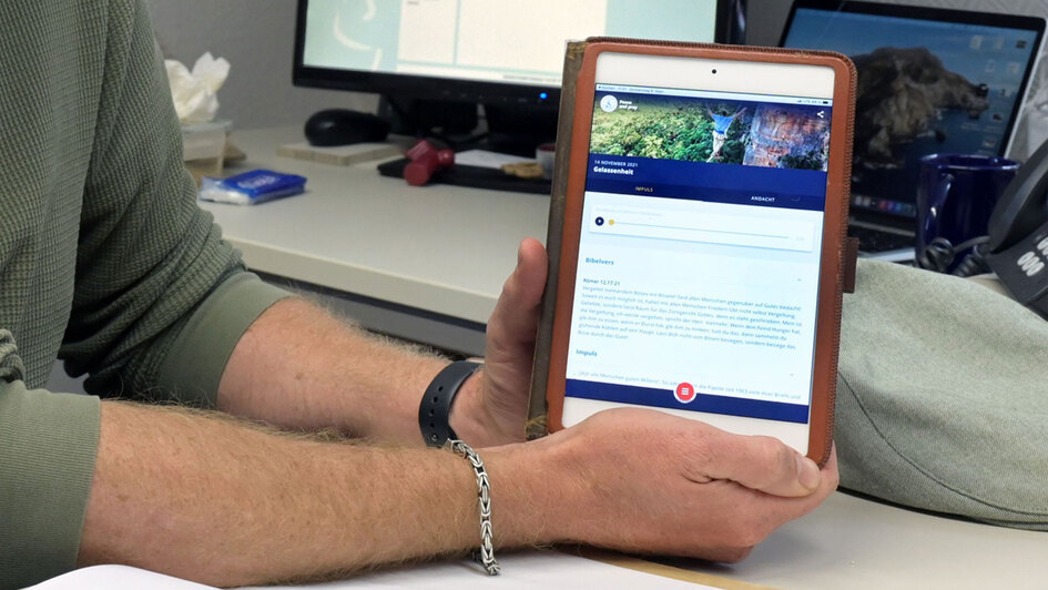 Der pfaelzische Friedensreferent Gregor Rehm praesentiert die neue Version der Smartphone-App 'peace and pray', die Anregungen zur Feier der Oekumenischen Friedensdekade geben soll. Der pfaelzische Friedensreferent Gregor Rehm praesentiert die neue Version der Smartphone-App 'peace and pray', die Anregungen zur Feier der Oekumenischen Friedensdekade geben soll.