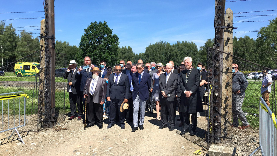 Die gemeinsame Delegation besucht im Außenlager Auschwitz-Birkenau das sogenannte „Zigeunerlager“