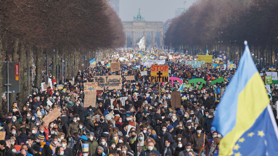 Mehrere Hunderttausend Menschen haben am Sonntag (27.02.2022) in Berlin gegen den russischen Einmarsch in die Ukraine und fuer Frieden in Europa demonstriert. Die Veranstalter sprachen am fruehen Nachmittag von rund 500.000 Menschen, die sich zwischen Bra