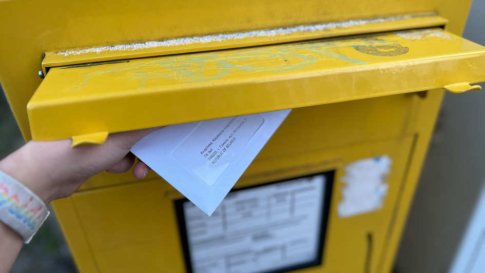 Brief wird in Briefkasten eingeworfen Brief wird in Briefkasten eingeworfen