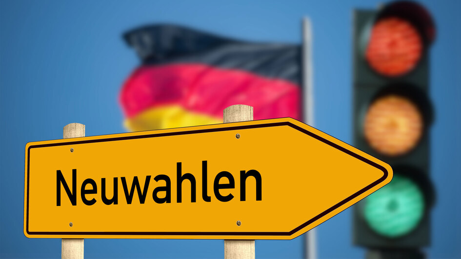 Flagge von Deutschland, eine Ampel und Schild Neuwahlen