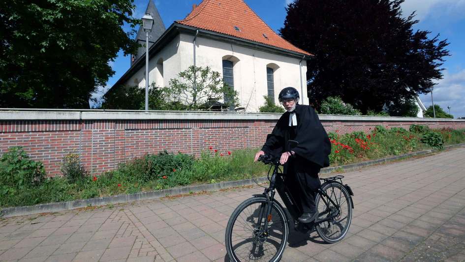 Pastor Jens Rohlfing mit seinem E-Bike unterwegs zwischen den 30 Dörfern seiner Gemeinde in HItzacker..