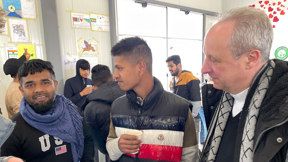 Bischof Stäblein im Gespräch mit Flüchtlingen an der Balkanroute Bischof Stäblein im Gespräch mit Flüchtlingen an der Balkanroute
