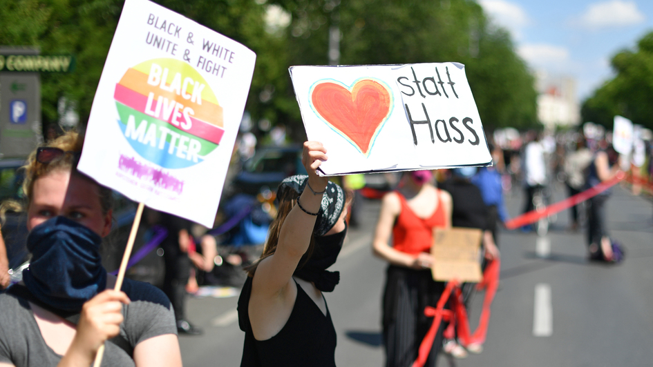 Junge Menschen protestieren gegen Rassismus Junge Menschen protestieren gegen Rassismus
