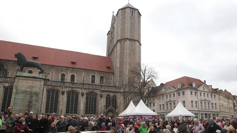 Vorplatz des Braunschweiger Doms bei einer Veranstaltung 2017 zum Reformationsjubiläum (Archivbild) Vorplatz des Braunschweiger Doms bei einer Veranstaltung 2017 zum Reformationsjubiläum (Archivbild)