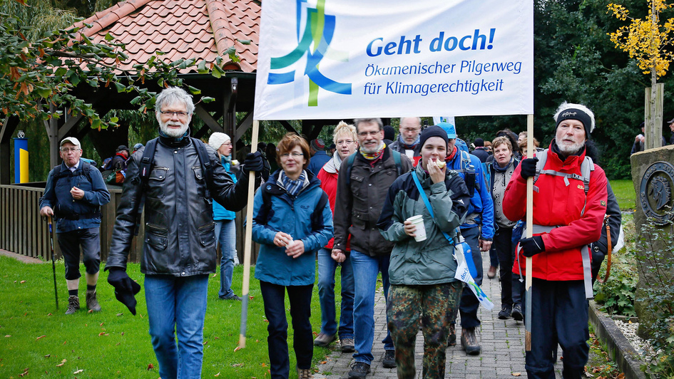 Pilgertour für Klimagericht9gkeit 2015: Teilnehmer mit Banner