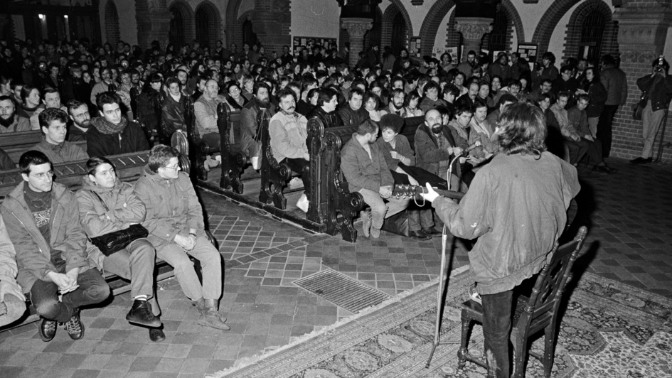 Fürbittengottesdienst in der Berliner Samariterkirche am 26. Januar 1988, Gitarrespieler und Gemeinde, voll besetzte Kirche.
