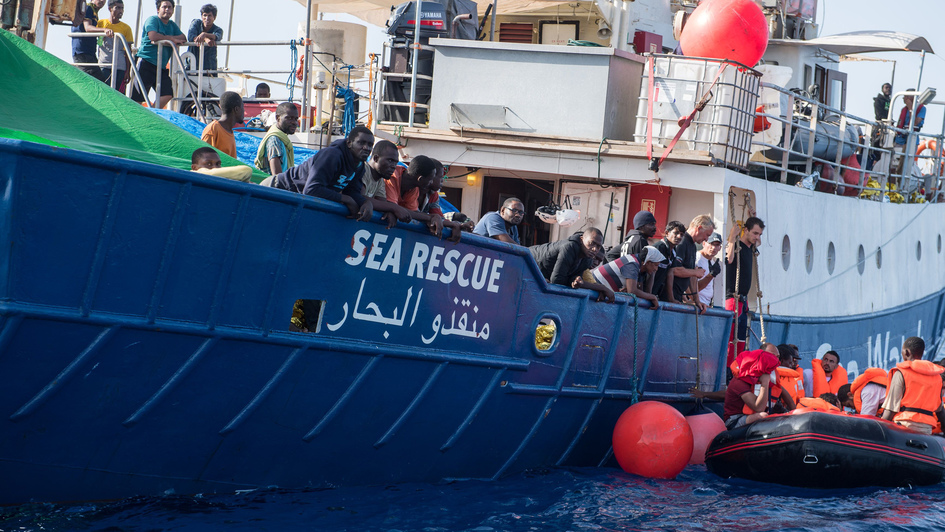 Das private Rettungsschiff Sea-Watch 2 bei seinem Einsatz zur Rettung von Flüchtlngen vor der libyschen Küste im Mittelmeer am 22.10.2016