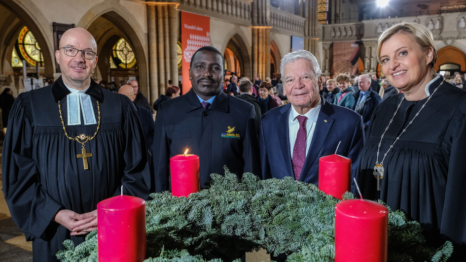 Tobias Bilz, Landesbischof der Ev.-Luth. Landeskirche Sachsens, Peter Nyorsok, Direktor Anglican Development Services North Rift Region Kenia, Joachim Gauck, Bundespraesident a.D. und Dagmar Pruin, Praesidentin Brot fuer die Welt stehen um den Adventskran Tobias Bilz, Landesbischof der Ev.-Luth. Landeskirche Sachsens, Peter Nyorsok, Direktor Anglican Development Services North Rift Region Kenia, Joachim Gauck, Bundespraesident a.D. und Dagmar Pruin, Praesidentin Brot fuer die Welt stehen um den Adventskran