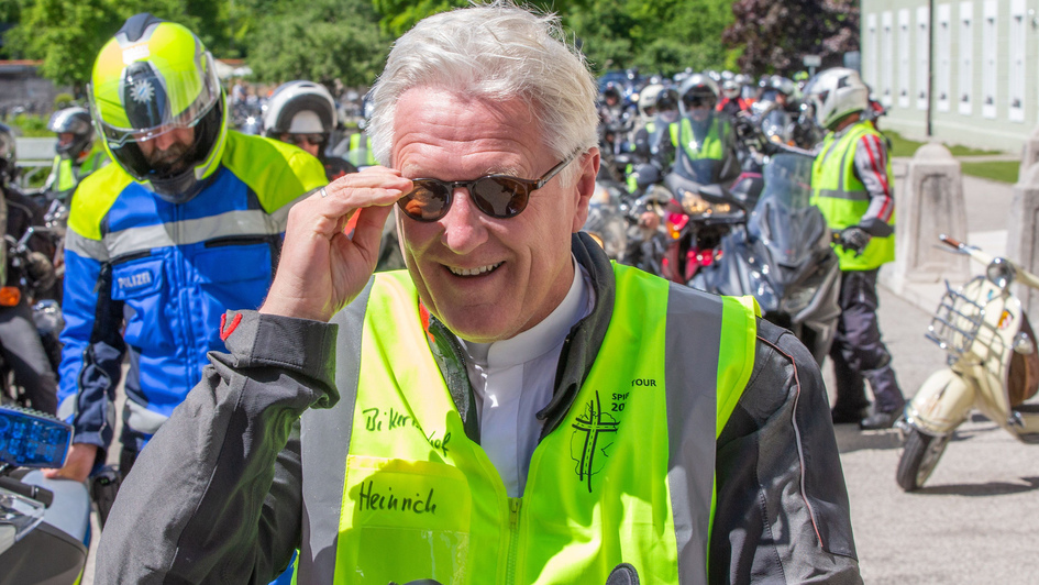 Der EKD-Ratsvorsitzende Heinrich Bedford-Strohm in Motorradkleidung bei der Spirit Tour 2019, einer Motorradtour von christlichen Bikern.