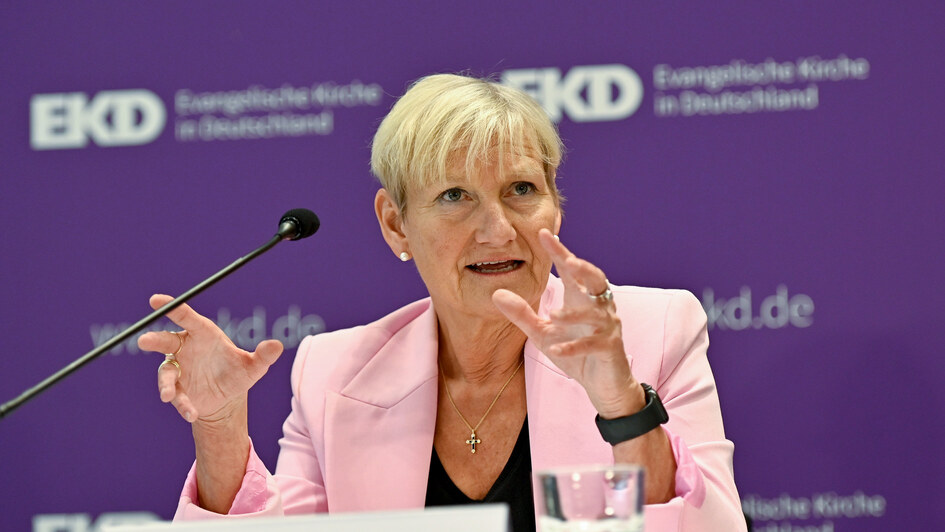 Die Ratsvorsitzende der EKD, Bischoefin im Sprengel Hamburg und Luebeck, Kirsten Fehrs, spricht waehrend einer Pressekonferenz der 5. Tagung der 13. Synode der EKD in Wuerzburg (Foto vom 12.11.2024).