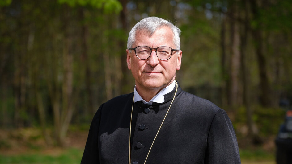 Der evangelische Militaerbischof Bernhard Felmberg (Foto) am 18.04.2024 auf dem Truppenuebungsplatz Munster.