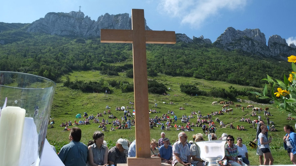 Archivbild 2013: Einen Freiluftgottesdienst auf der Kampenwand in den Chiemgauer Alpen (Bayern) feierten zahlreiche Menschen am Sonntag (21.07.2013)