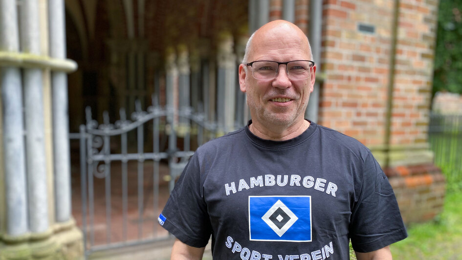 In der Kirche und im Stadion geht es um gemeinsames Singen und eine Leidenschaft. Jeder Gottesdienst mit Lesung, Predigt und Musik folgt einer Liturgie. Luebecks Dom-Pastor Martin Klatt (Foto vom 28.05.2024) ist ueberzeugt, dass es eine solche Liturgie au In der Kirche und im Stadion geht es um gemeinsames Singen und eine Leidenschaft. Jeder Gottesdienst mit Lesung, Predigt und Musik folgt einer Liturgie. Luebecks Dom-Pastor Martin Klatt (Foto vom 28.05.2024) ist ueberzeugt, dass es eine solche Liturgie au