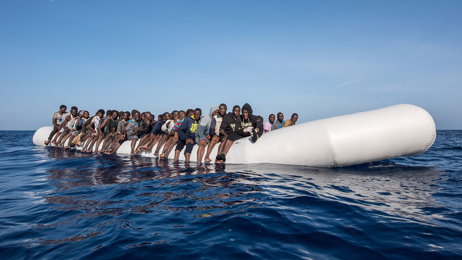 Flüchtlinge auf einem Schlauchboot im Mittelmeer