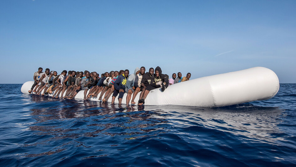 Flüchtlinge auf einem Schlauchboot im Mittelmeer Flüchtlinge auf einem Schlauchboot im Mittelmeer