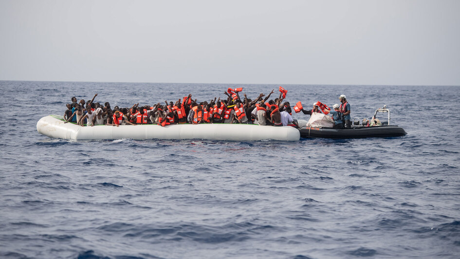 Flüchtlinge auf einem Boot im Mittelmeer Flüchtlinge auf einem Boot im Mittelmeer