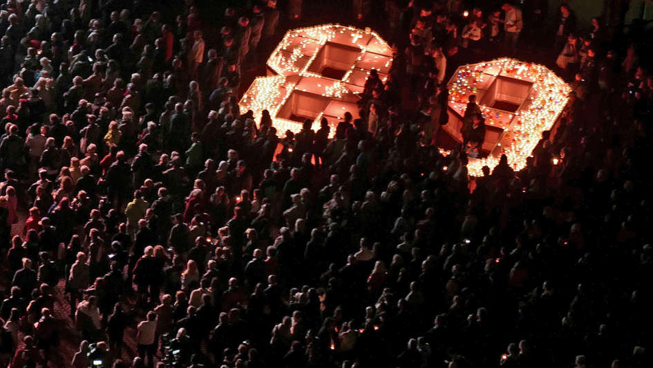 Zum Gedenkens an die Ereignisse in Leipzig am 9. Oktober 1989 haben zahlreiche Menschen am Dienstagabend (09.10.18) auf dem Augustusplatz mit tausenden Kerzen eine grosse '89' erstellt.