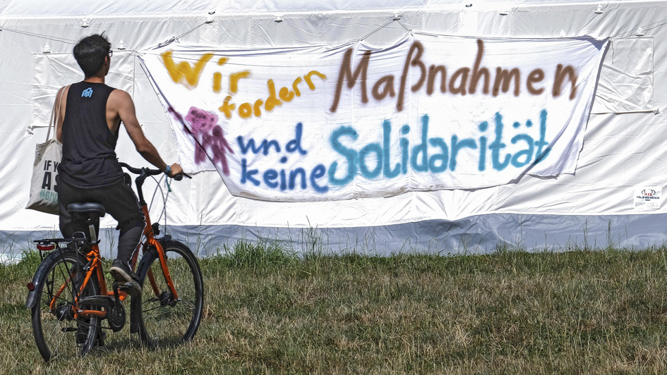 Solidaritätsbekundungen allein genügen nicht. Solidaritätsbekundungen allein genügen nicht.