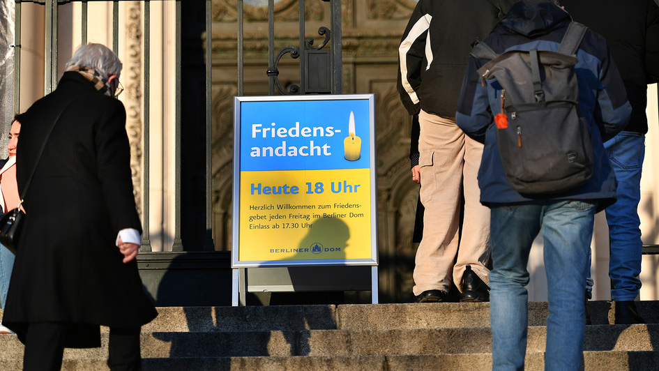 Schild Friedensandacht vor einer Kirche Schild Friedensandacht vor einer Kirche