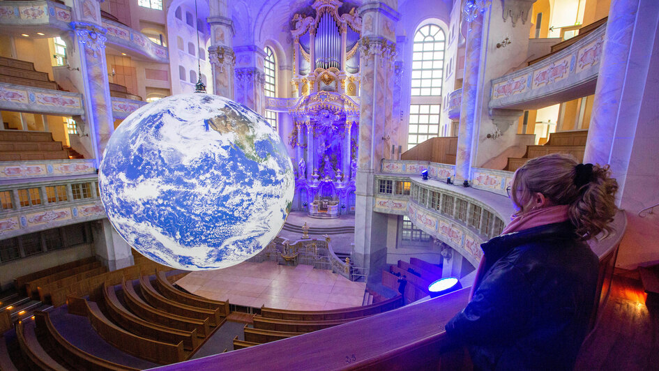 Kunstaktion in der Dresden Frauenkirche: große Weltkugel in der Kirche Kunstaktion in der Dresden Frauenkirche: große Weltkugel in der Kirche