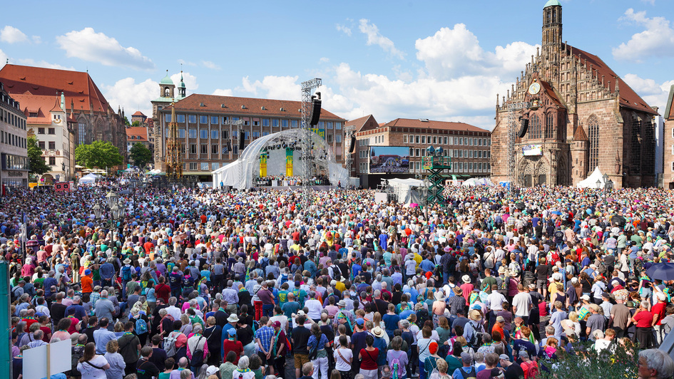 Besucher beim Kirchentag in Nürnberg