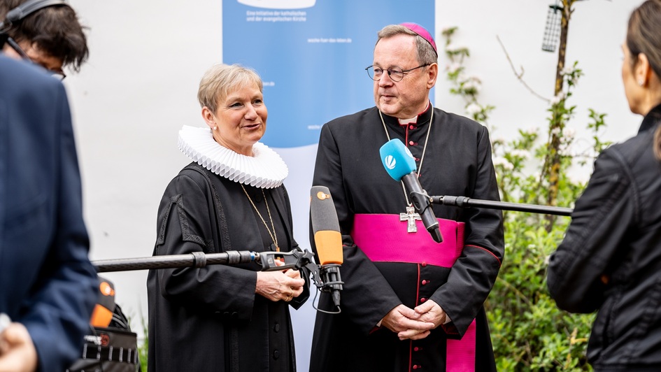 Die Ratsvorsitzende der EKD, Bischöfin Kirsten Fehrs, und der Vorsitzende der Deutschen Bischofskonferenz, Bischof Georg Bätzing.