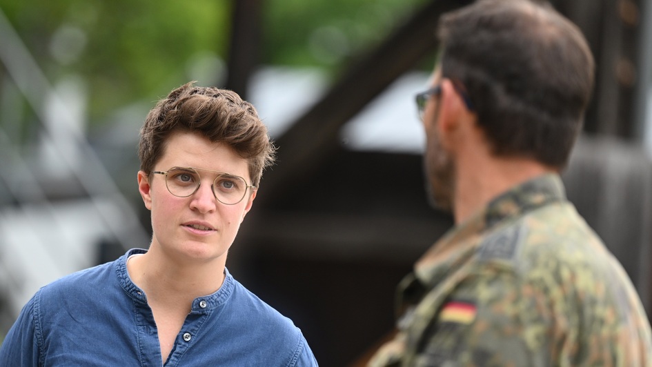 Die Praeses der Synode der Evangelischen Kirche Deutschland (EKD), Anna-Nicole Heinrich (in blauem Hemd), besucht am 24.07.2025 den Bundeswehrstandort Altenstadt bei Schongau in Bayern und beobachtet eine Gelaende- und Sanitaetsuebung der Soldaten. Auf ih
