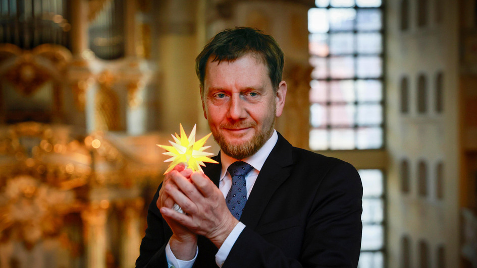 Praesentation der neuen Herrnhuter Sterne Edition 'Frauenkirche Dresden' in der Frauenkirche in Dresden. (Foto vom 25.11.2024: Der saechsische Ministerpraesident Michael Kretschmer (CDU) hat das erste Exemplar uebergeben bekommen). Praesentation der neuen Herrnhuter Sterne Edition 'Frauenkirche Dresden' in der Frauenkirche in Dresden. (Foto vom 25.11.2024: Der saechsische Ministerpraesident Michael Kretschmer (CDU) hat das erste Exemplar uebergeben bekommen).