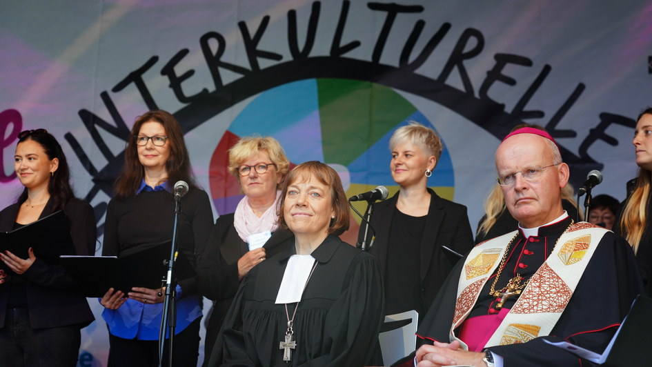 Mit einem oekumenischen Gottesdienst im Freien haben die westfaelische Praeses Annette Kurschus (li.) und Ruhrbischof Franz-Josef Overbeck (re.) am Sonntag (24.09.2023) in Bottrop die Interkulturelle Woche eroeffnet. Mit einem oekumenischen Gottesdienst im Freien haben die westfaelische Praeses Annette Kurschus (li.) und Ruhrbischof Franz-Josef Overbeck (re.) am Sonntag (24.09.2023) in Bottrop die Interkulturelle Woche eroeffnet.