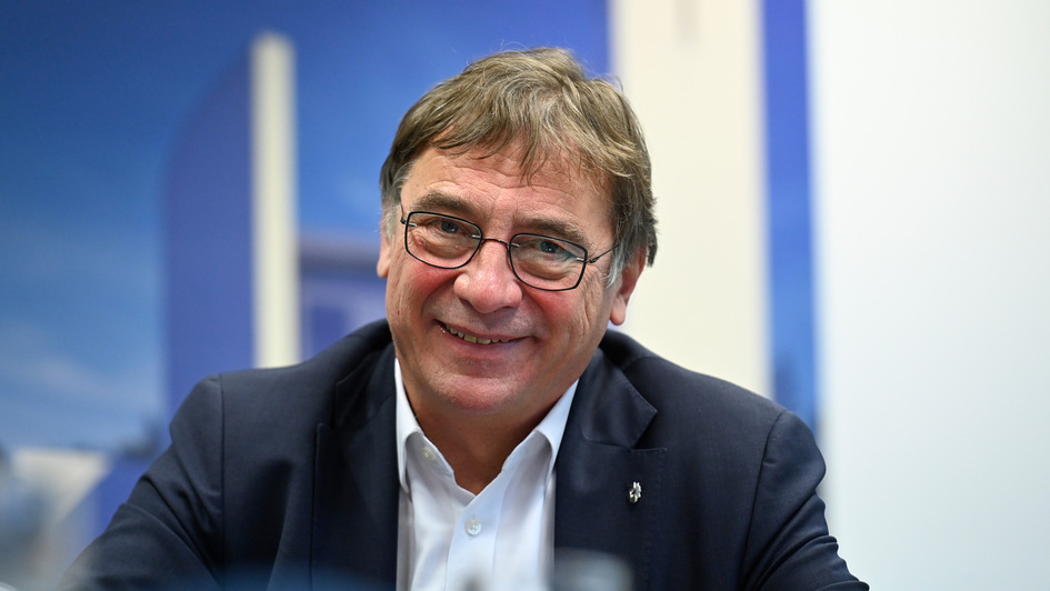 Volker Jung, Kirchenpräsident der Evangelischen Kirche in Hessen und Nassau (EKHN), am 22.11.2024 im Gespräch mit dem Evangelischen Pressedienst (epd) in Frankfurt am Main. Volker Jung, Kirchenpräsident der Evangelischen Kirche in Hessen und Nassau (EKHN), am 22.11.2024 im Gespräch mit dem Evangelischen Pressedienst (epd) in Frankfurt am Main.