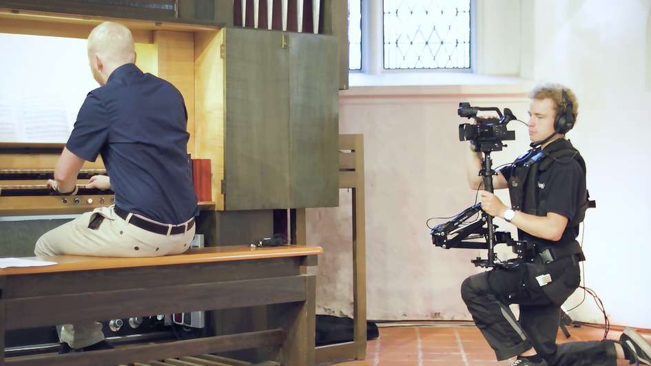 Kameramann bei Orgelspiel im Liveline Online-Gottesdienst