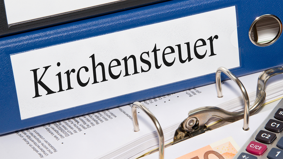 Kirchensteuer Ordner mit Geld und Taschenrechner im Büro